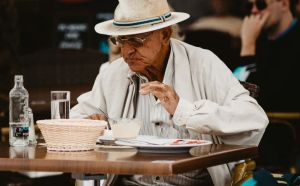 最新研究建議：上了年紀，就別一個人吃飯了