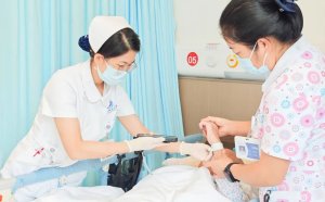 医养融合 | 当生命在102岁的年轮上紧急呼救：一场生命尊严的接力