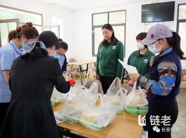 长安闾里——家门口的社区食堂 为困难老人送去