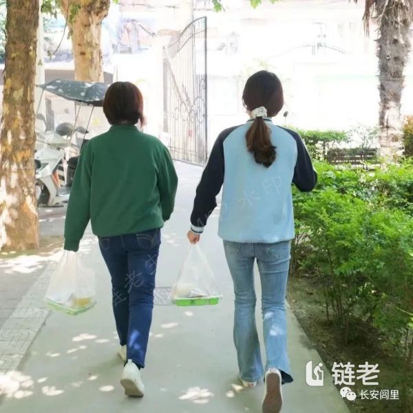 长安闾里——家门口的社区食堂 为困难老人送去